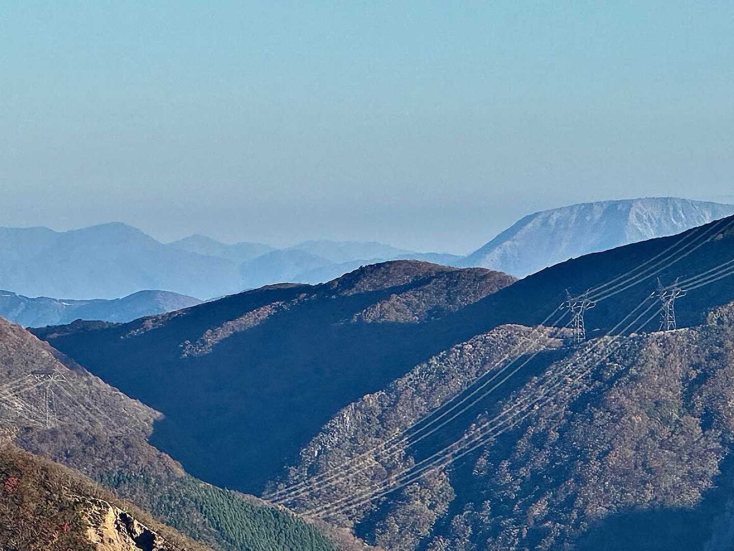 伊吹山の向こうに金糞岳