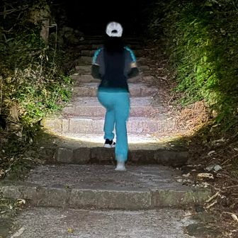 「だんごむしさん」が深夜２時半ブラックスタートで大山登したのを知っていましたので
ウチら夫婦もブラックスタート💦
出来ればご来光🌅を山頂で拝みたい！
車中泊で行きました！
大山神社⛩️駐車場🅿️に１時半着！
３時前には登山開始です。
