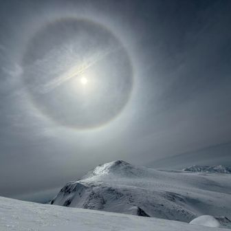 四塚山の塚が埋もれてるのか、探しても分かりませんでした。
それにしても遠い😇
風も暴風になってきました🌪️
目の前のピークは七倉山です🏔️
ここは七倉の辻付近

ん？
右に小さく見えているのは。。。