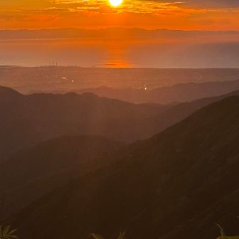 佐渡ヶ島に夕陽が沈む。