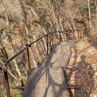 落石した旧ルートを巻くように、新しいルートが作られています。