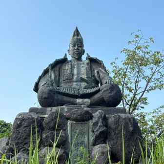 源氏山公園の源頼朝像
暑いからか人っ子一人もいない‥
