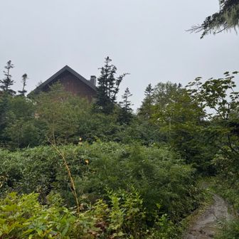 その後白馬大池山荘で温かいラーメンをすすり、今日中に帰宅する為そそくさと下山開始。すでに冷たい雨に見舞われていたので、レインを着込みザックカバーも装着。キツいくだりをこなす。タイムこそCTと大差はつかなかったが、とにかく疲労困憊、ゴールのこの建物が見え歓喜。