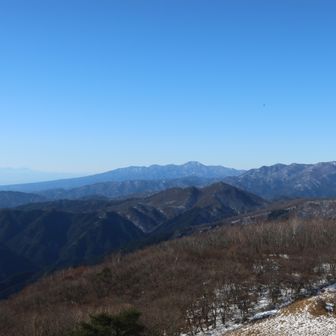 赤城山😄
その左遠方にはかすかに八ヶ岳連峰（蓼科山辺り）が見えてるっぽい？