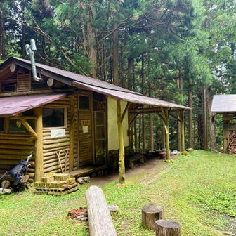 オーナーさん手作りの立派な小屋あり
中に薪ストーブがあり、それ用の薪もたっぷり🪵寒くなってから来たら楽しそう
