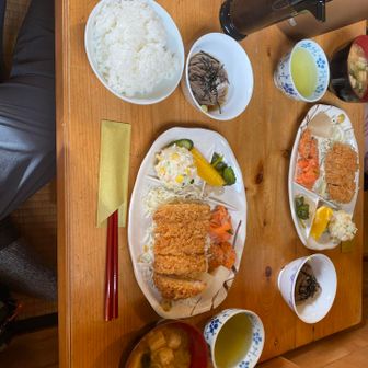 夕食はトンカツ。トンカツは年に数回くらいしか食べないのに、今回の山行で２回も食べてます🤣