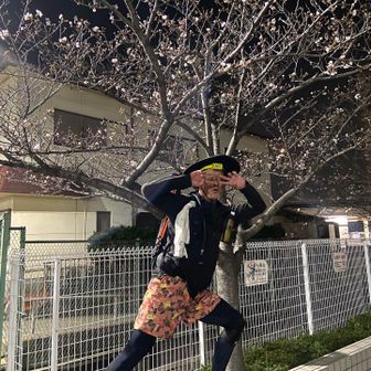 夜桜をバックにハイチーズ✌️