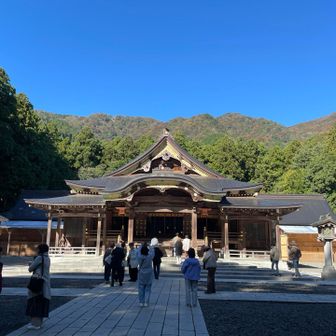 弥彦神社⛩️ 御本殿・拝殿
明治末に焼失した後、5年の歳月をかけて大正5年(1915年)に再建された🙏
今日は久々のBLUE SKY、こういう空の下で歩くのは やっぱ気持ちイイー