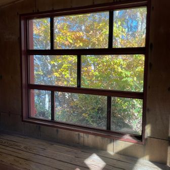 避難小屋の中から