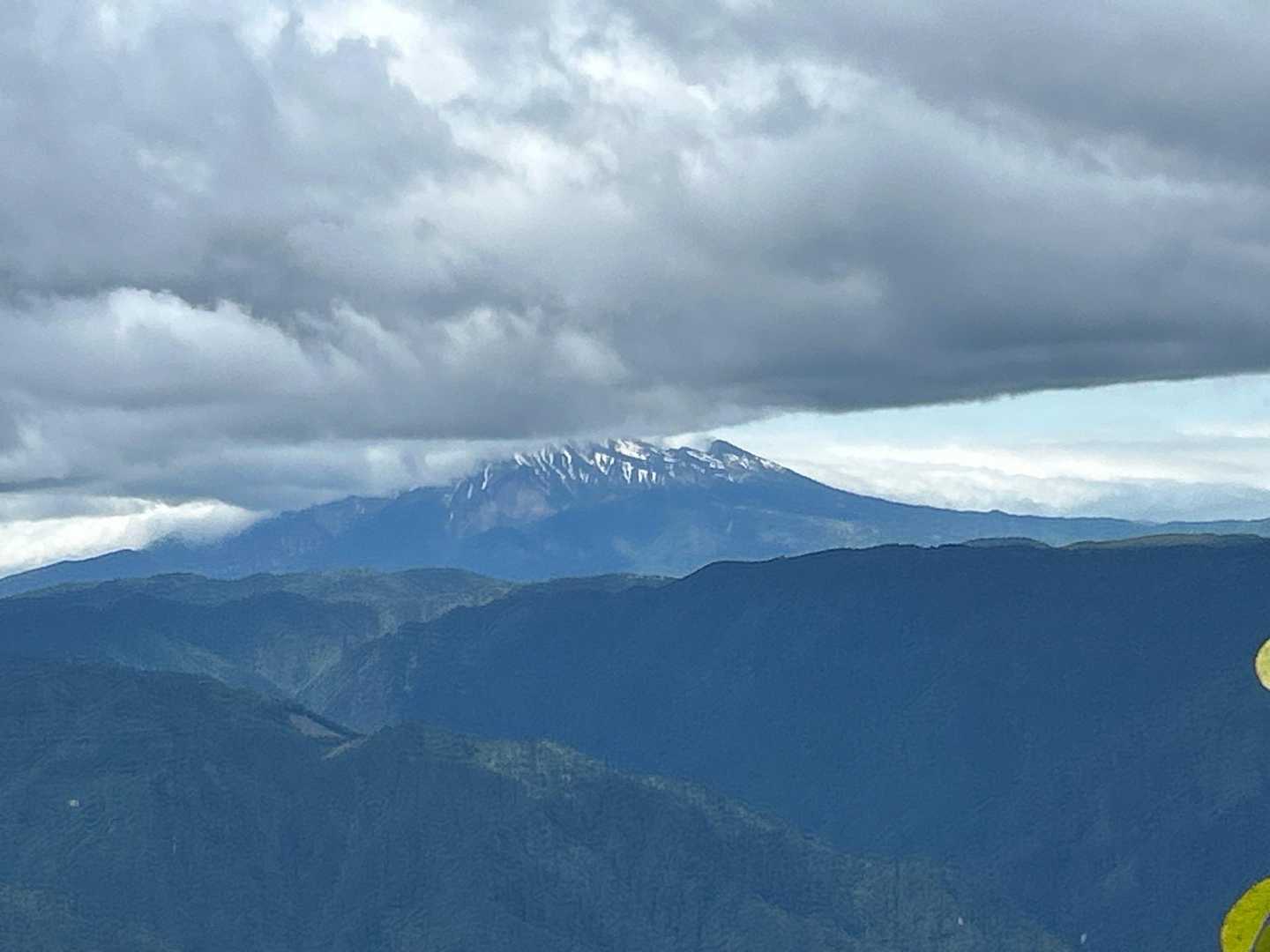 下山時、御嶽チラリ