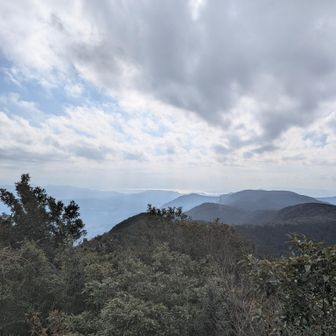 南の方　多良岳の方
景色も見たことだし、展望所の下にベンチがあったので、そこでお弁当🍱食べまーす
