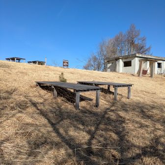 まだまだ新しい感じのベンチがたくさん〜💖✨

テント泊⛺️にもいいかも(≧∇≦)b？？