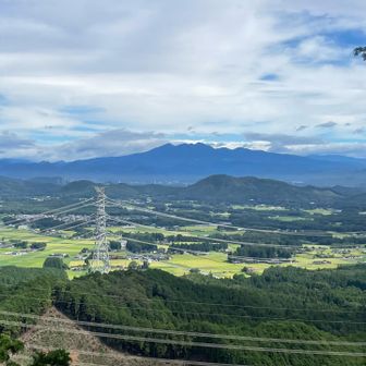 登山の途中からの眺望。

あれは、高原山ですね。
いい感じ🎶