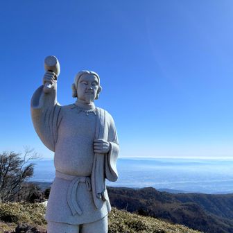 大己貴命（おおなむちのみこと）。神社の裏手には釈迦牟尼の石像があり、山の名前も釈迦ヶ岳。神と仏が入り混じって、なんともカオスな状況😓