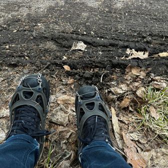 チノパンにローカットシューズという出で立ちに、チェーンスパイクを装着。
ゲイターを持ってくるの忘れてたんで、後半は、靴の中に雪が入って、グジュグジュになった。😅