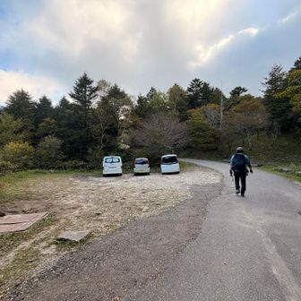 この左側が神坂峠の🅿️です
区画も無いので乱雑に置かれて朝は満車

路肩駐車して擦られないか心配するのはイヤなので1.3km下の駐車場に停めました
ここまで車道をショートカットする登山道あります

いやぁ、
今日はまいったまいったの山でした