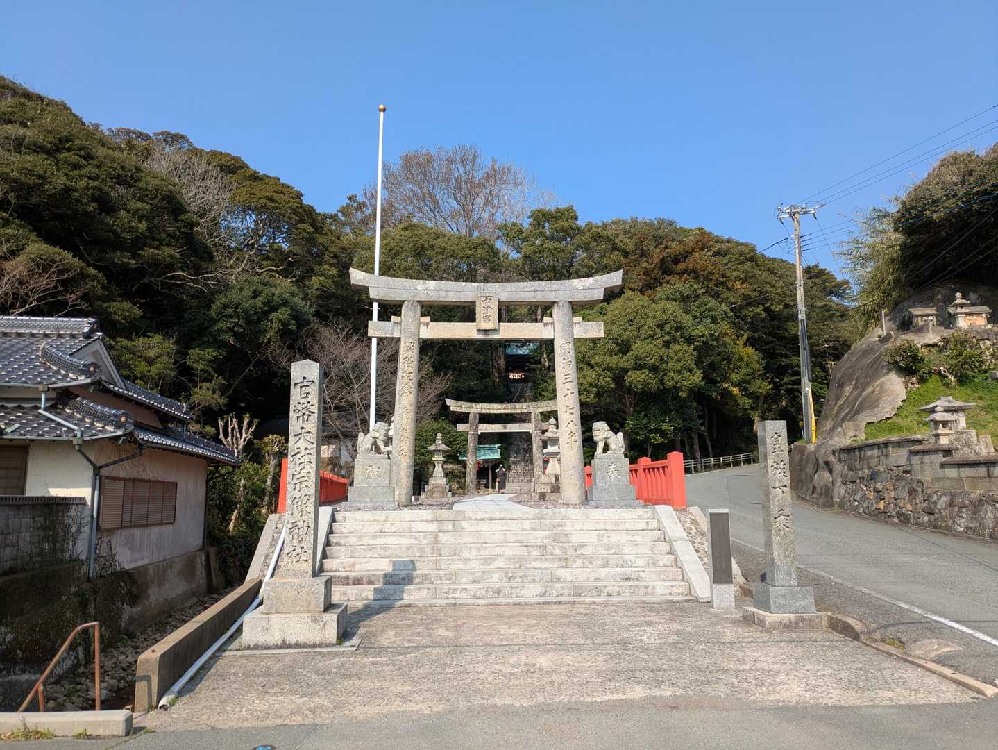 宗像大社中津宮
境内には七夕伝説が伝わる天野川が流れ、川の左右の丘には織姫神社と牽牛神社があります