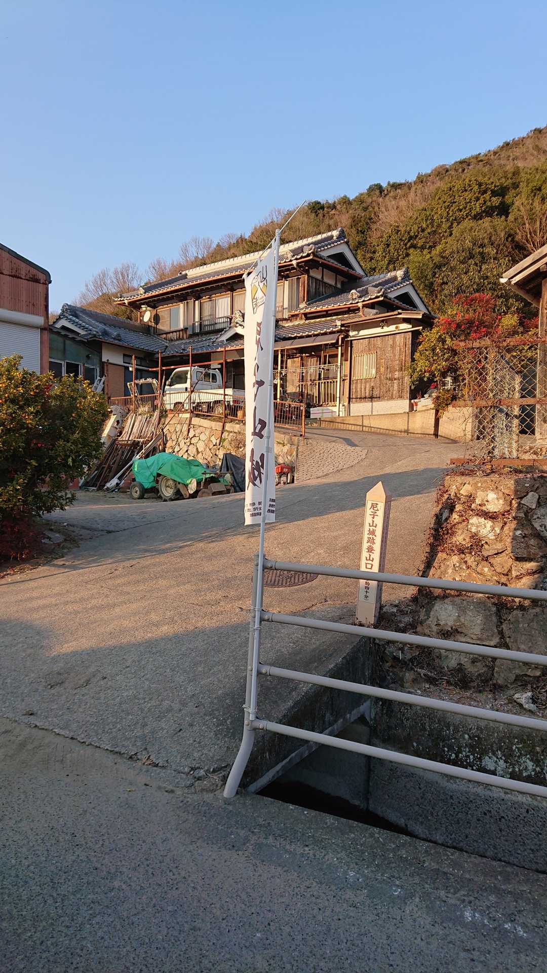 この民家の間の登山口から出てきました