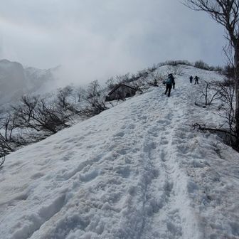 目安の6合目までもうちょいやけど今日は汗だく‪💦‬
半袖でもイイわぁー🥵
かといって、頂上は
ダウン必要やった