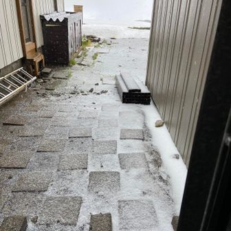 少し早めにチェックインさせてもらえました。
室堂山荘の周りにも霰が積もっています。