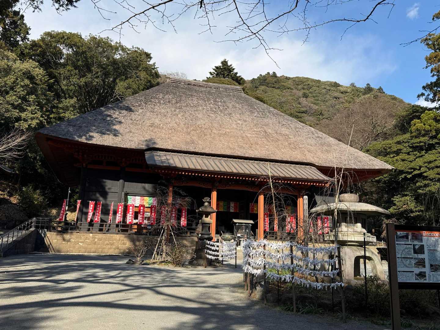④日向薬師（日向山宝城坊）
日本三薬師。高野山真言宗。奈良に平城京が築かれた６年後、行基によって開基されました。
1194年（建久5年）8月8日の早暁、源 頼朝は｢この国に２つとない効験のある薬師霊場」をめざし日向薬師を参詣したそうです。
https://www.hinatayakushi.com/