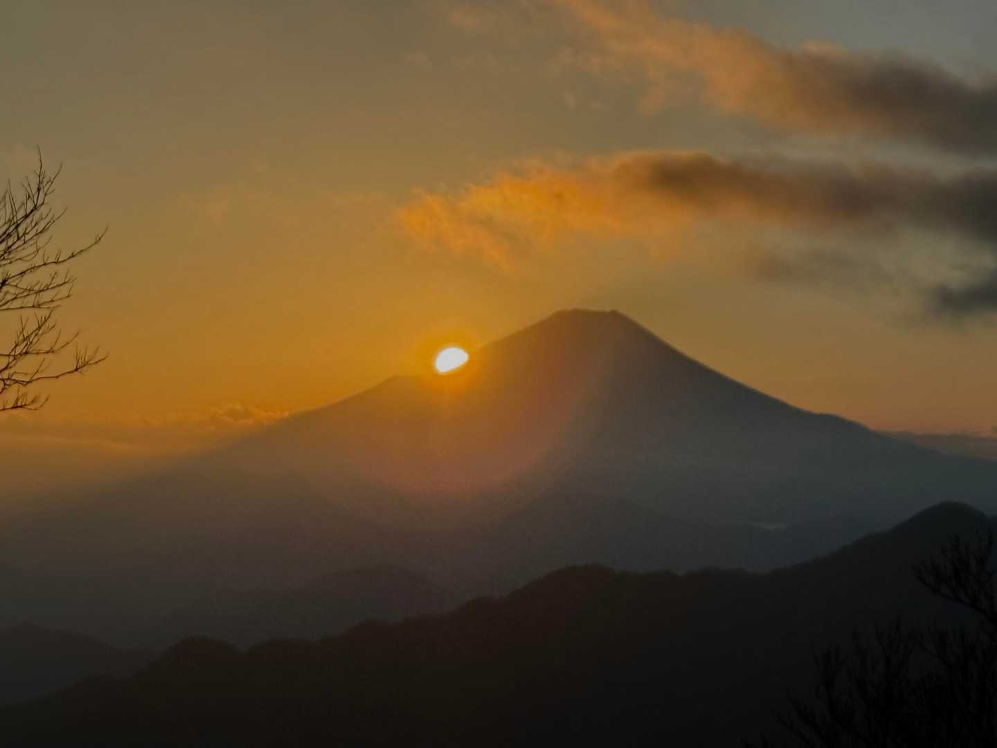 富士山の宝永火口の辺りに沈む夕陽
ちょうどこの日はダイヤモンド富士@檜洞丸だとか。