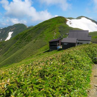 門内小屋　水場はまだ雪渓下でした