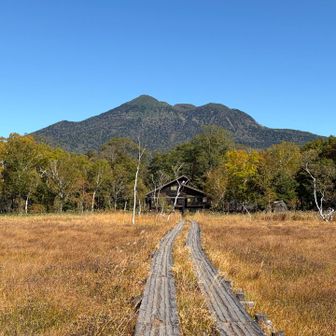 龍宮小屋の向こうに、燧ヶ岳🏔️