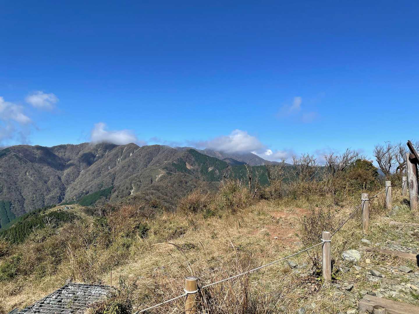 ココは三ノ塔！！

さてさて！
本日ゴールの丹沢山はどーこだ⁉️