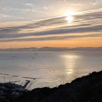 煙突の煙がまっすぐ上がってる