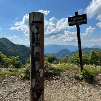逆光で見えにくいですが
甲子山頂　1549m
360度の大展望です！