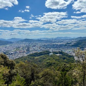 　阿武山下山中に整備されている方に今回もお会いしました👍
　楽しく気持ちよく山歩できる整備に感謝です🙏
　権現山東廻り遊歩道からの展望ポイント　✨
　里見の岩と、ここからの景色がお気に入りです🎶