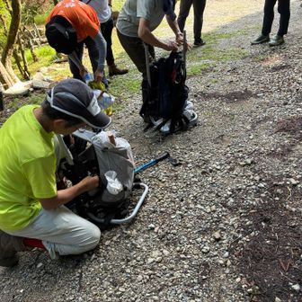 背負子を借りた師匠はザックをくくりつけて登山開始。