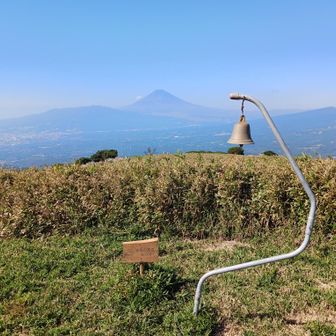 山頂に到着。鐘がありました。