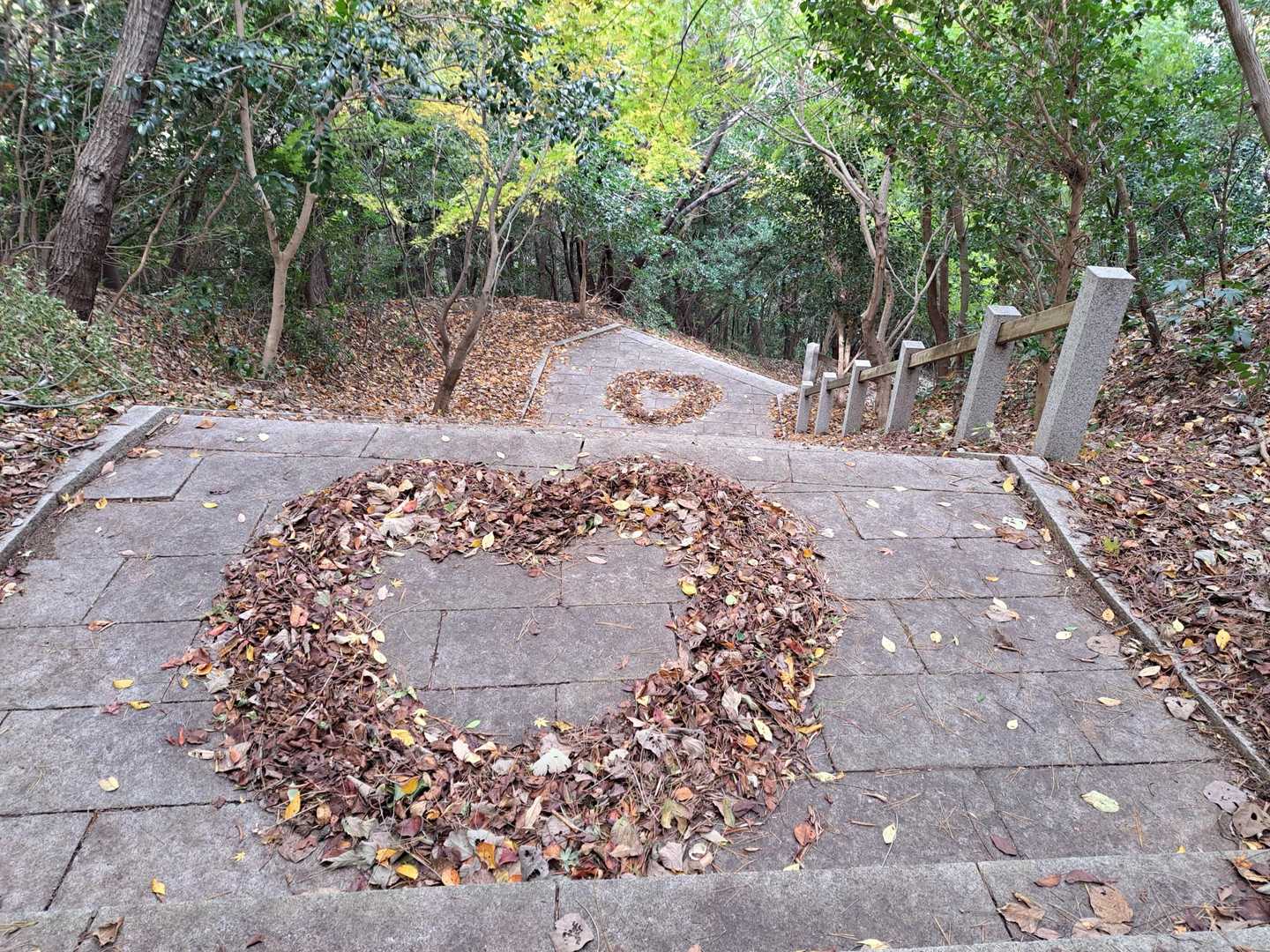 石段にはHeart♥のアート
与太郎さん作かな？