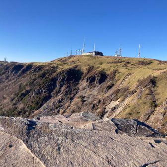 烏帽子岩から王ヶ頭
次は王ヶ頭へ寄って下山