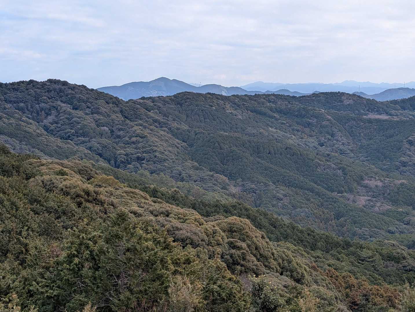 少し開けたところで東側を眺めると、先月登った「竜ヶ石山」が見えてきました