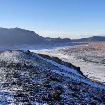 前日に雪が降ったのか。
荒涼とした風景が白く化粧をしていてすごく綺麗。