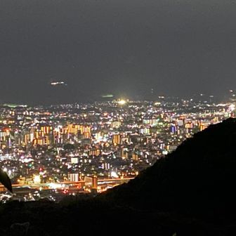 街から少し離れた山の中に、かなり明るい灯りが見えます。

那珂川方面？
油山の観光施設かな？