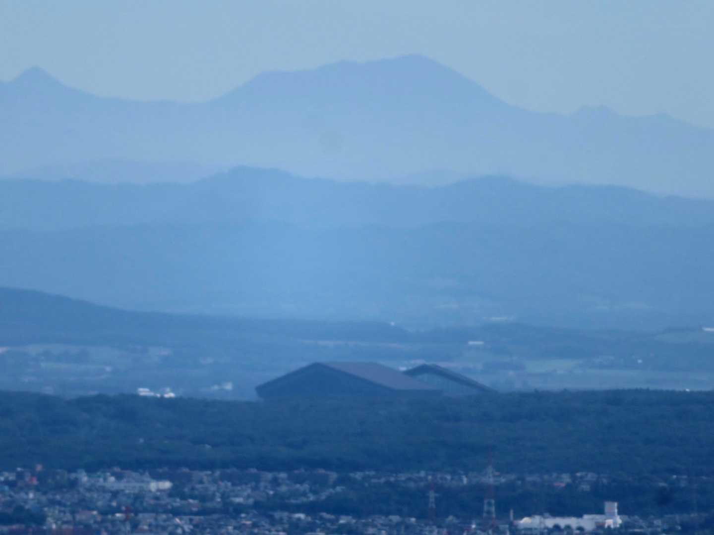 ズーム😁新球場エスコンと日高山脈