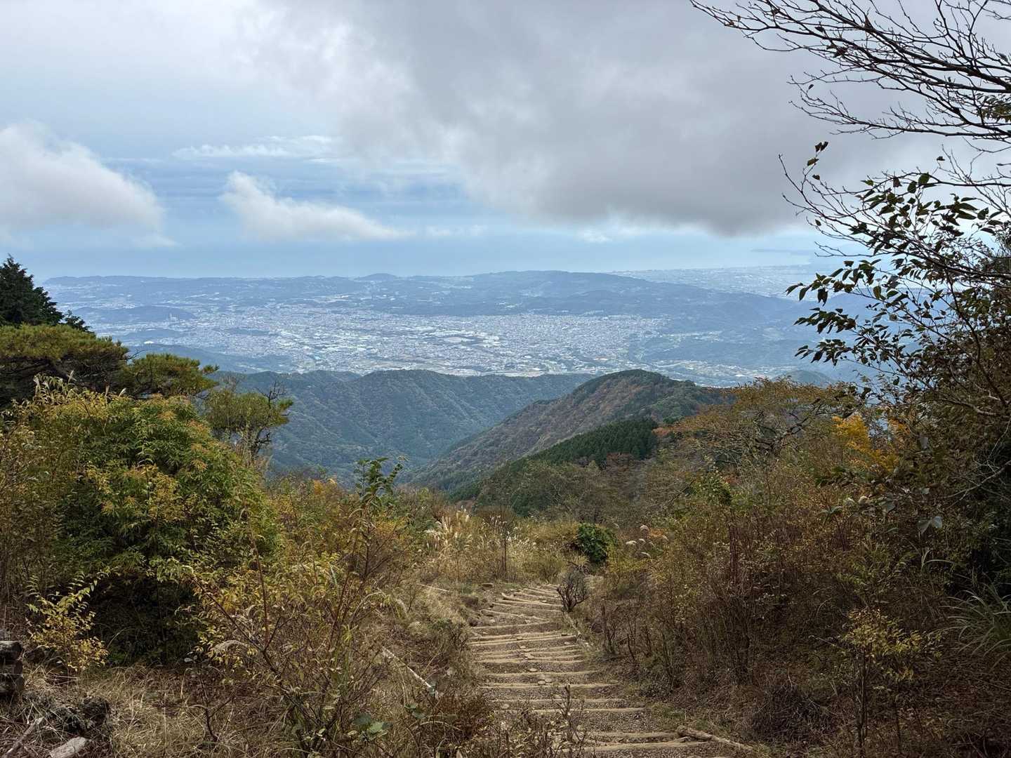 花立山荘から少し下った辺り、相模湾見える。
登山中に海が見えると、いつもお寿司が食べたくなる🍣
