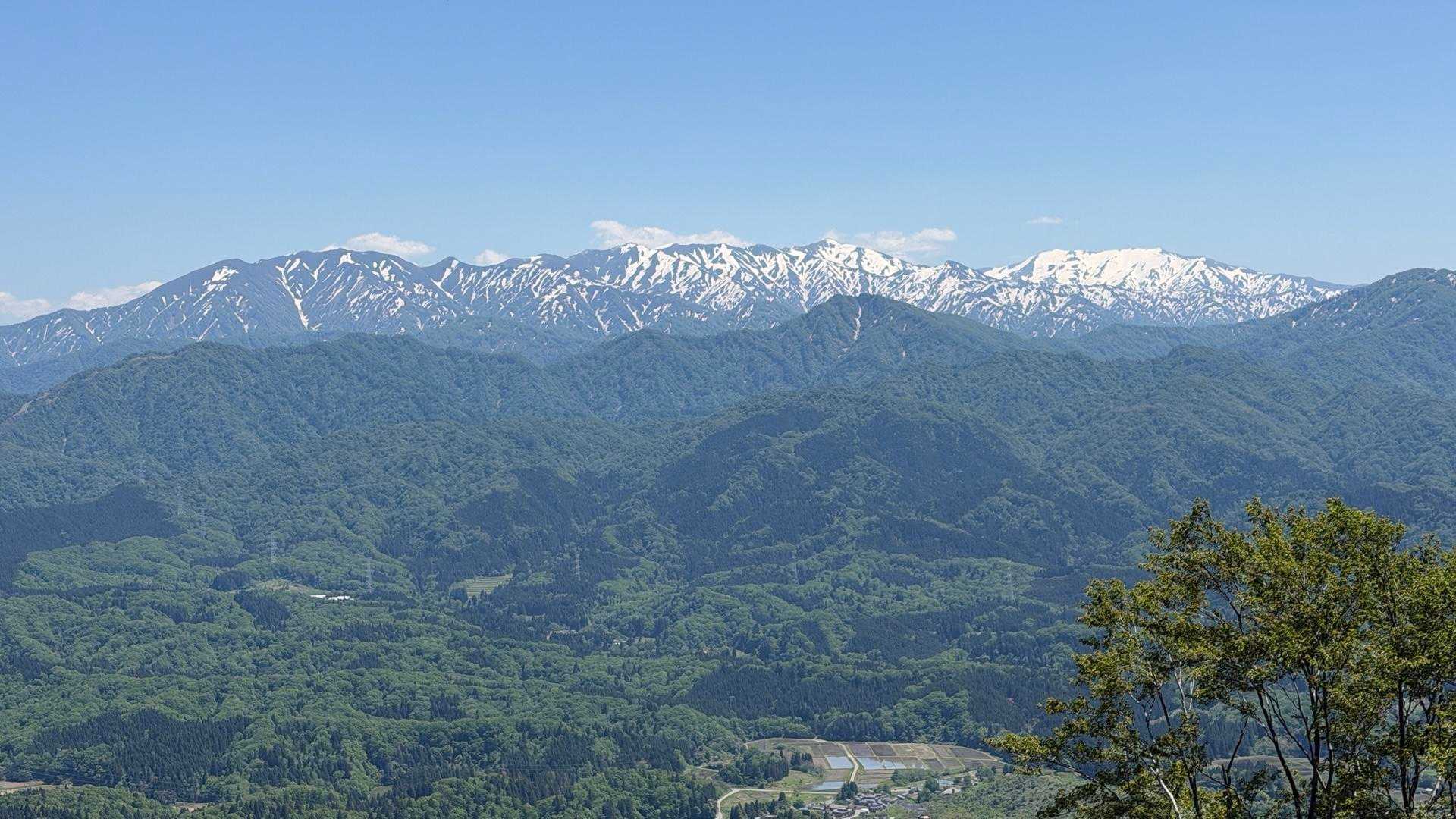 飯豊連峰😄
朳差岳～北俣岳、右は大日岳