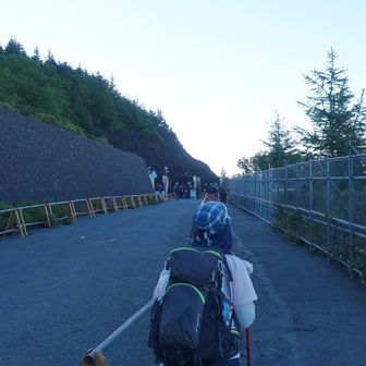向こうが登山口。リストバンドの確認で入山です。