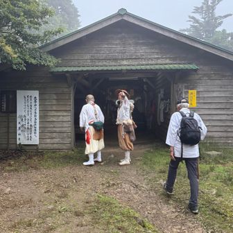 6時前、洞辻小屋を通過。山上に出たので、この辺りから猛烈な風に煽られるようになる。雨は霧雨（ただし横殴り）