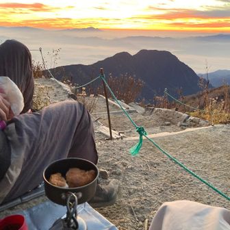 2日目〜
朝日が登るのを待ちながら朝食