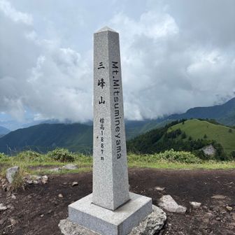 こちらに三峰山の石柱が