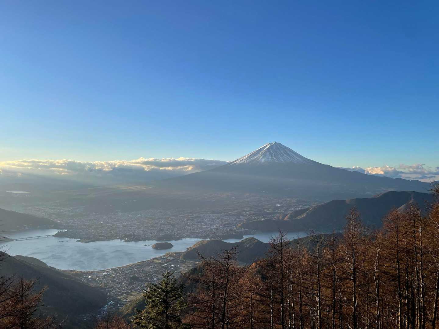 釈迦ヶ岳周回 | 富士山の裾野にきらめく河口湖を横目に歩く、ご褒美の尾根道の写真