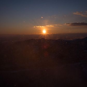 風に煽られながら夢中で撮影中😂
このコンディションでも愛機のOM-5は安定した動作をしてくれました📷