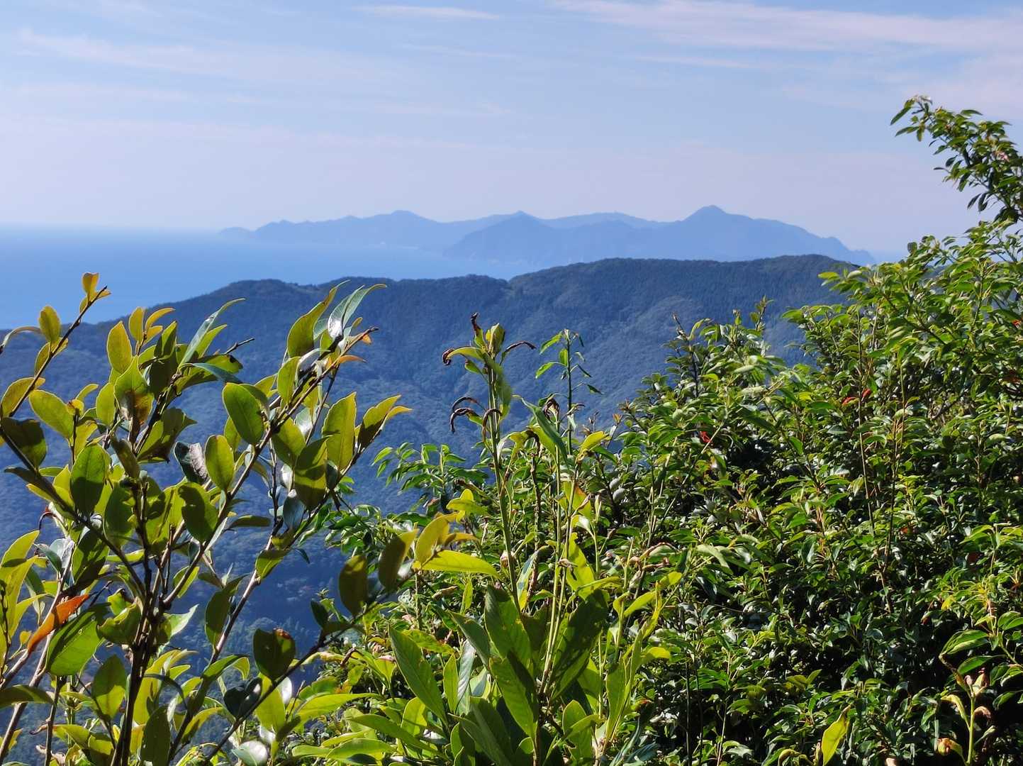 峰の山山頂から南に下甑島。右のピョコンは尾岳。
