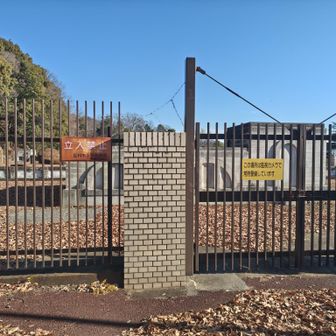 足利市水道局の施設の脇を進む